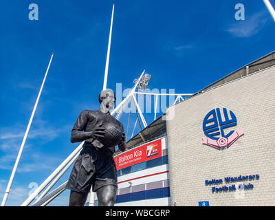 The statue of Nat Lofthouse outside the University of Bolton Stadium ahead of the League One match between Bolton Wanderers and Ipswich Town Stock Photo