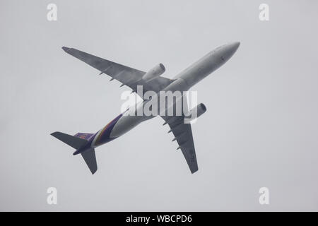 Bangkok, Tailandia - 22 Agosto 2019 : un uomo a risolvere il cubo di Rubik  4x4 Foto stock - Alamy