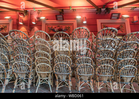 Bistro chairs, Restaurants Les Ponchettes, Place Charles Felix, Cote d Azur, France Stock Photo