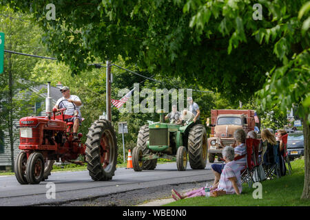 ANTIQUE TRACTOR PARADE, ROSEBOOM, OTSEGO COUNTY, NEW YORK STATE, USA. Stock Photo