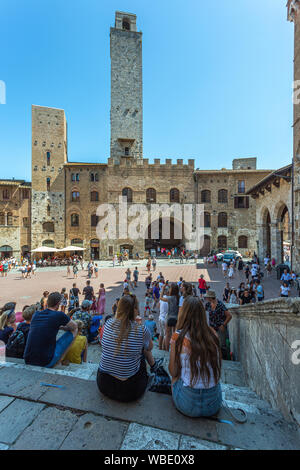 Tourists in Piazza del Duomo, San Gimignano, Siena, Tuscany, Italy Stock Photo