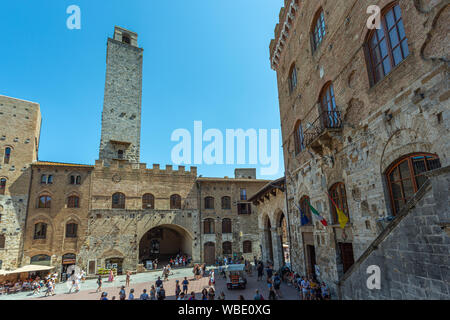 Tourists in Piazza del Duomo, San Gimignano Stock Photo