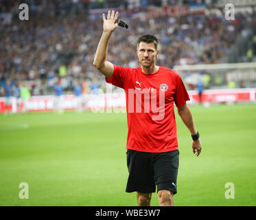 Hamburg, Germany. 26th Aug, 2019. Soccer: 2nd Bundesliga, 4th matchday, FC St. Pauli - Holstein Kiel in Millerntor Stadium. Kiel's assistant coach Fabian Boll waves on the pitch. Credit: Christian Charisius/dpa - IMPORTANT NOTE: In accordance with the requirements of the DFL Deutsche Fußball Liga or the DFB Deutscher Fußball-Bund, it is prohibited to use or have used photographs taken in the stadium and/or the match in the form of sequence images and/or video-like photo sequences./dpa/Alamy Live News Stock Photo