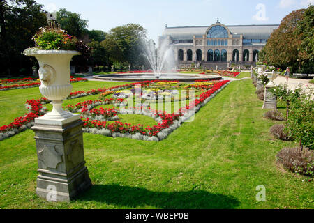 Botanischer Garten - Blumenbeete und Veranstaltungsgebäude, Köln, Nordrhein-Westfalen, Deutschland Stock Photo