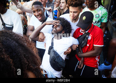 London, UK. 27th Aug 2019. Crowd of revellers during the 2019 Notting Hill Carnival, Europe's largest street party and a celebration of Caribbean traditions and the capital's cultural diversity. ( Credit: ambra vernuccio/Alamy Live News Stock Photo