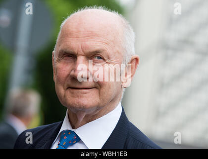 FILED - 12 May 2014, Lower Saxony, Hanover: The then Chairman of the Supervisory Board of Volkswagen AG, Ferdinand Piech, attends a reception in the New Town Hall. The long-standing VW CEO and supervisory board chairman is dead. He died at the age of 82, as was confirmed to the Deutsche Presse-Agentur from well-informed circles. First the 'Bild' newspaper had reported about it. Photo: Julian Stratenschulte/dpa Stock Photo