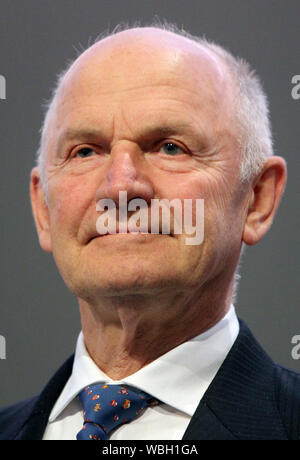 FILED - 22 April 2010, Hamburg: Ferdinand Piech, taken at the beginning of a VW Annual General Meeting. The long-standing VW CEO and supervisory board chairman is dead. He died at the age of 82, as was confirmed to the Deutsche Presse-Agentur from well-informed circles. First the 'Bild' newspaper had reported about it. Photo: Kay Nietfeld/dpa Stock Photo