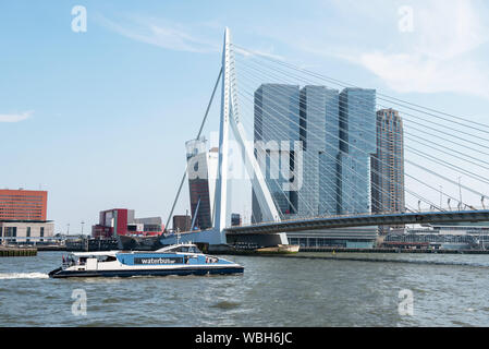 Rotterdam. De Erasmusbrug met daarachter het door Rem Koolhaas ontworpen gebouw De Rotterdam. Foto: Gerrit de Heus. The Netherlands. Rotterdam. The Er Stock Photo