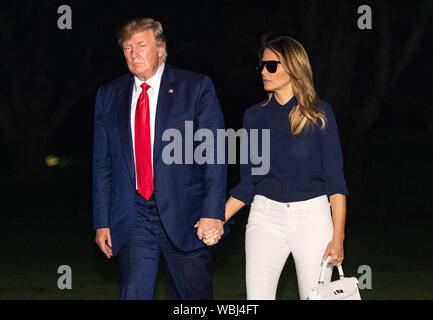 Washington, District of Columbia, USA. 26th Aug, 2019. United States President Donald J. Trump and first lady Melania Trump hold hands as they return to the White House after attending the G7 Summit in Paris, on August 26, 2019 in Washington, DC. Credit: Kevin Dietsch/Pool via CNP Credit: Kevin Dietsch/CNP/ZUMA Wire/Alamy Live News Stock Photo