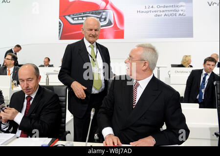 Neckarsulm. 16th May, 2013. Ferdinand PIECH died at the age of 82 years. Archive photo; hi: Ferdinand PIECH, Member of the Supervisory Board, Prof.Dr.Dr.hcmult.Martin WINTERKORN, Chairman of the Supervisory Board, Annual General Meeting 2013 AUDI AG on May 16, 2013 in Neckarsulm. | Usage worldwide Credit: dpa/Alamy Live News Stock Photo