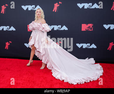 Zara Larsson arrives at the MTV Video Music Awards at the Prudential ...