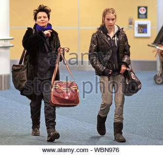 Vancouver Bc French Actress Juliette Binoche And Her Daughter