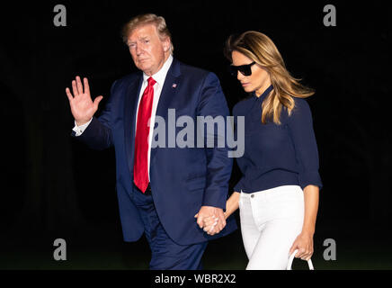 Washington DC, USA. 26th Aug, 2019. United States President DONALD J. TRUMP waves to the press as he and first lady MELANIA TRUMP return to the White House after attending the G7 Summit in France. Credit: Kevin Dietsch/CNP/ZUMA Wire/Alamy Live News Stock Photo