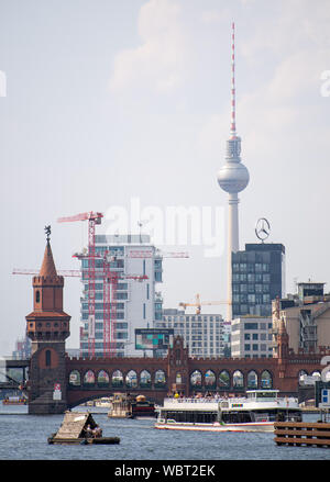 Berlin, Germany. 27th Aug, 2019. Numerous excursion boats sail on the Spree in summer weather against the backdrop of the Oberbaumbrücke bridge. Credit: Monika Skolimowska/dpa-Zentralbild/dpa/Alamy Live News Stock Photo