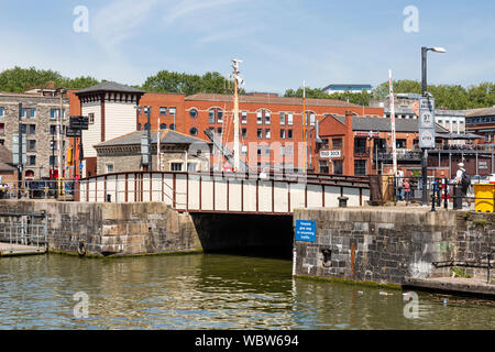 Prince Street Swing bridge, Bristol, joining Wapping Wharf to the Old City.  Built 1879. Stock Photo