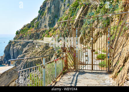 Liguria between Manarola and Riomaggiore Way of Love Stock Photo - Alamy