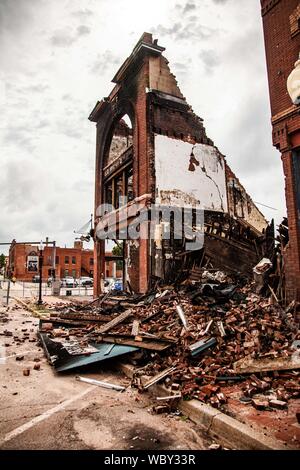 Guthrie, Oklahoma, USA. 27th Aug, 2019. Byrons Double Stop Fiddle Shop burned earlier this year. But was struck again when high winds swept thru Historic Downtown Guthrie yesterday evening. The walls at the fiddle shop were toppled and left in piles of rubble. Credit: Brett Conner/ZUMA Wire/Alamy Live News Stock Photo