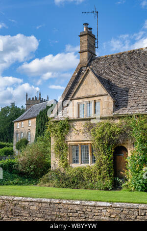 Cotswold stone cottage in the village of Overbury, Cotswolds, Worcestershire, England Stock Photo
