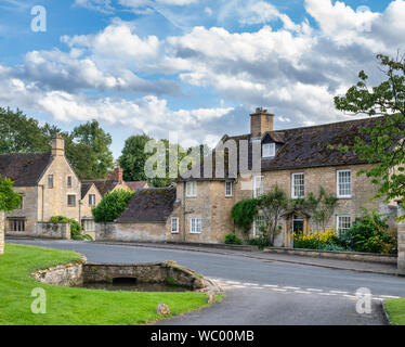 Cotswold stone houses and the village pond in the cotswold village of Overbury, Cotswolds, Worcestershire, England Stock Photo