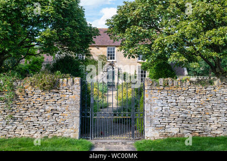 Cotswold stone cottage in the village of Overbury, Cotswolds, Worcestershire, England Stock Photo