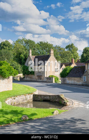 Cotswold stone houses and the village pond in the cotswold village of Overbury, Cotswolds, Worcestershire, England Stock Photo