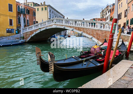 Gondolas on the Canale di Cannaregio and the Ponte delle Guglie bridge (Bridge of Spires), Venice, Italy Stock Photo