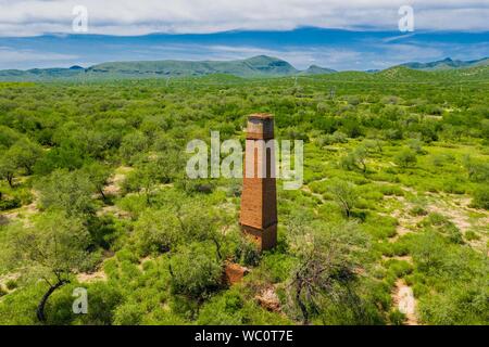 Aerial view of chimney or chacuaco of the sugar mill in El Gavilan Sonora. It is located around the country walk and ranch called El Gavilan, it is part of the Sonora River basin as it passes through the municipality of Hermosillo, Sonora Mexico. Sonora Desert. Sugar. old construction. Architect brick, landscape, rural, travel, (© Photo: LuisGutierrez / NortePhoto.com) Vista aerea de chimenea o chacuaco del ingenio azucarero en El Gavilan Sonora. Se encuentra en los alrededores del paseo campestre y rancho llamado el Gavilan, forma parte de la cuenca del Rio Sonora a su paso por el municipio d Stock Photo