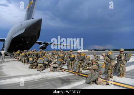 Paratroopers assigned to the 82nd Airborne Division board a Joint Base Charleston C-17 Globemaster III before performing a parachute assault exercise during Battalion Mobility Tactical Week at Fort Bragg, N.C., Aug. 19, 2019. Battalion Mass Tactical Week is a joint exercise involving the U.S. Air Force and the U.S. Army designed to enhance service members’ abilities by practicing contingency operations in a controlled environment. The exercise incorporated three C-130J Super Hercules assigned to Little Rock Air Force Base, Arkansas, three C-17 Globemaster IIIs assigned to Joint Base Charleston Stock Photo