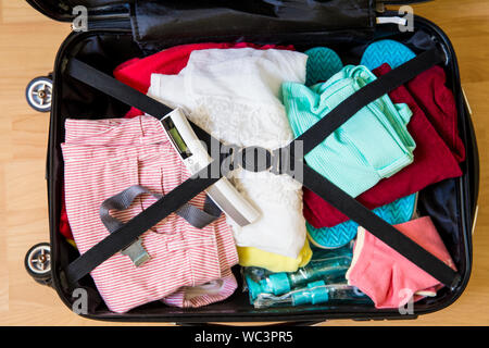Spring weight luggage scales Stock Photo - Alamy