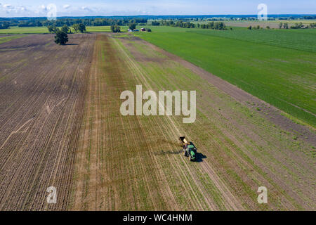 Three Oaks, Michigan - Dairy farmer Howard Payne spreads manure on a field as fertilizer. Stock Photo