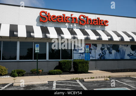 A logo sign outside of a Steak 'n Shake fast food restaurant location in Brooklyn, Ohio on August 11, 2019. Stock Photo