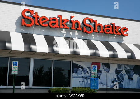 A logo sign outside of a Steak 'n Shake fast food restaurant location in Brooklyn, Ohio on August 11, 2019. Stock Photo