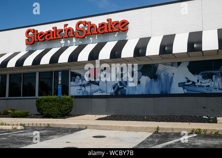 A logo sign outside of a Steak 'n Shake fast food restaurant location in Brooklyn, Ohio on August 11, 2019. Stock Photo