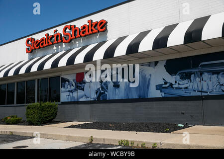 A logo sign outside of a Steak 'n Shake fast food restaurant location in Brooklyn, Ohio on August 11, 2019. Stock Photo