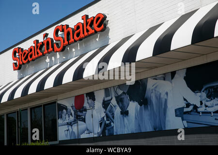 A logo sign outside of a Steak 'n Shake fast food restaurant location in Brooklyn, Ohio on August 11, 2019. Stock Photo