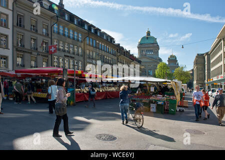 Market in the Barenplatz. Parliament Building (Bundeshaus) in the background. Bern, Switzerland Stock Photo