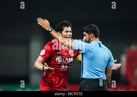 Brazilian football player Givanildo Vieira de Sousa, known as Hulk, of Shanghai SIPG F.C., left, argues with the referee at the quarter final match against Urawa Red Diamonds during 2019 Asian Champions League in Shanghai, China, 27 August 2019. Stock Photo