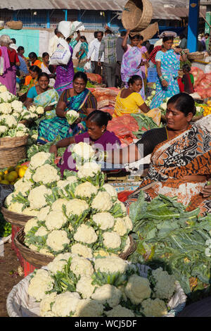 India, Telengana, Secunderabad, Cauliflower vendor at the vegetable market in Secunderabad. Stock Photo