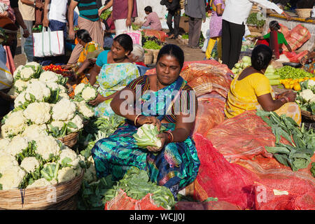 India, Telengana, Secunderabad, Cauliflower vendor at the vegetable market in Secunderabad. Stock Photo