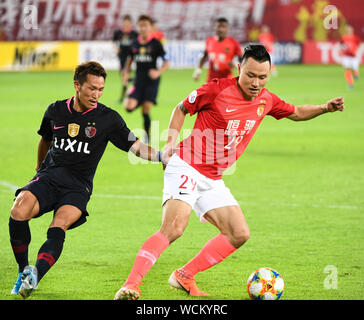 Guangzhou, China's Guangdong province. 28th Aug, 2019. Gao Lin (R) of Guangzhou Evergrande competes with Kei Koizumi of Kashima Antlers during the quarterfinal's first leg match of AFC Champions League in Guangzhou, south China's Guangdong province, Aug. 28, 2019. Credit: Deng Hua/Xinhua/Alamy Live News Stock Photo
