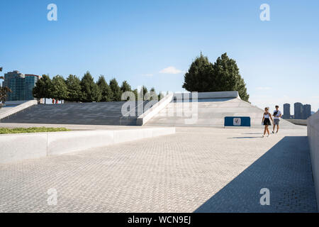 Four Freedoms Park, view in summer of the concourse leading to the Franklin D Roosevelt Four Freedoms Park, Roosevelt Island, New York City, USA Stock Photo