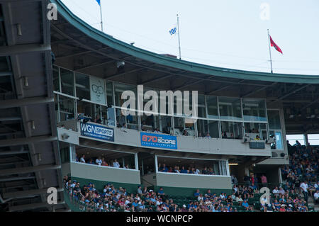 The scoreboard at sunset at Wrigley Field in Chicago, Illinois, home of the  Chicago Cubs major league baseball team Stock Photo - Alamy