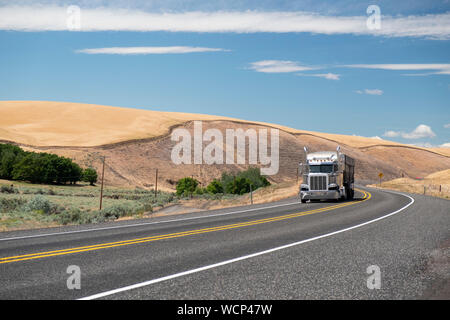Truck travelling south on Hwy 97 in Oregon Stock Photo
