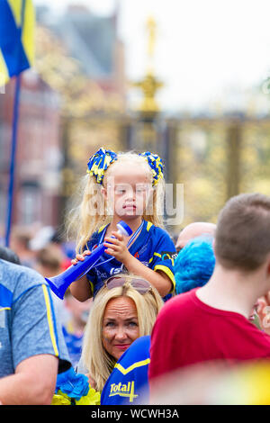 Warrington Wolves bring the Coral Challlenge Cup back home-Downs girl with horn on mothers shoulders Stock Photo