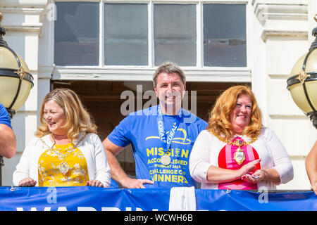 Warrington Wolves bring the Coral Challlenge Cup back home-Steve Price stands with Mayor and Consort Stock Photo