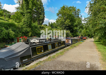 BATH, ENGLAND - JULY 2019: Narrow boats moored on the Somerset Coal Canal near the city of Bath Stock Photo