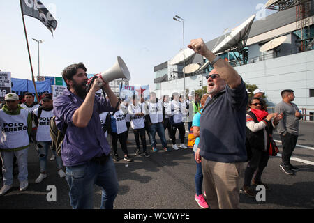 August 28, 2019, Buenos Aires, Buenos Aires, Argentina: Social organizations protest against economic crisis and the IMF agreement. Protesters cut the traffic on the 25 de Mayo - AU 1 highway for more than 4 hours. (Credit Image: © Claudio Santisteban/ZUMA Wire) Stock Photo