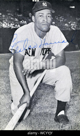 New York Yankees catcher Elston Howard wearing a catcher's mask du - Old  Photo 1