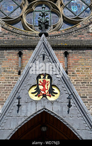 den haag, netherlands - 2019.08.07: the coat of arms of holland above the entrance of knights hall (ridderzaal) at binnenhof Stock Photo