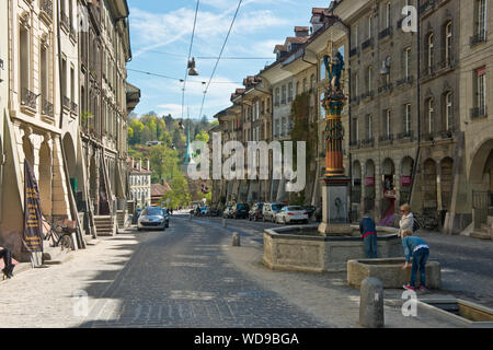 Shopping street of Kramgasse and the Gerechtigkeitsbrunnen fountain and statue. Old Town, Bern, Switzerland Stock Photo